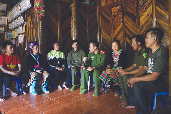 Cong an dia phuong thong tin ve tac hai cua ma tuy va van dong dong bao dan toc Mong khong tai trong cay thuoc phien tai ban Sin Suoi Ho, tinh Lai Chau. Anh: Tuan Linh