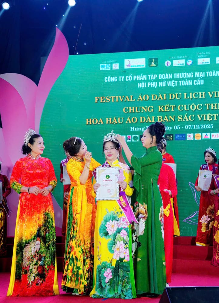 Hoa hau bang Doanh nhan duoc trao cho thi sinh Le Thi Thanh Thuy