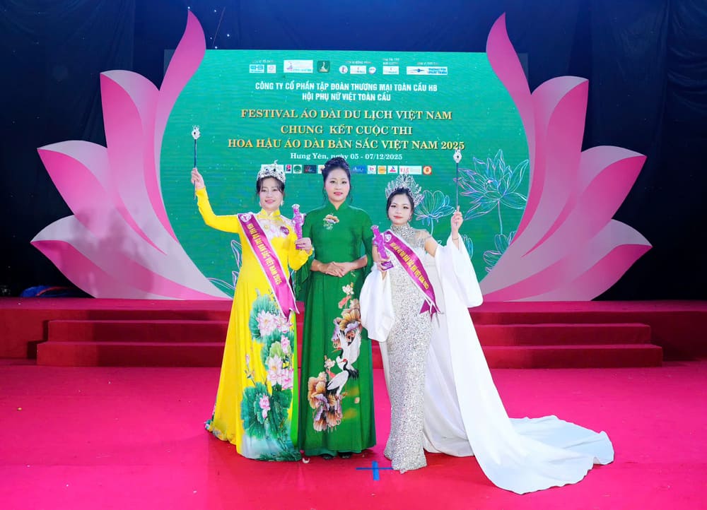 Miss Ao Daiident Vietnam 2025 awarded two prizes in the contest for the two best contestants. Photo: Organizing Committee
