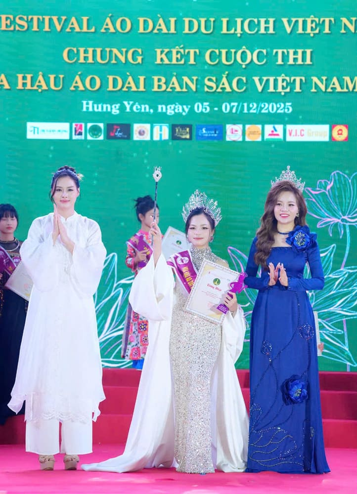 Hoa hau bang Kid trao cho thi sinh Do Hoang Thien Nga. Anh: Ban to chuc