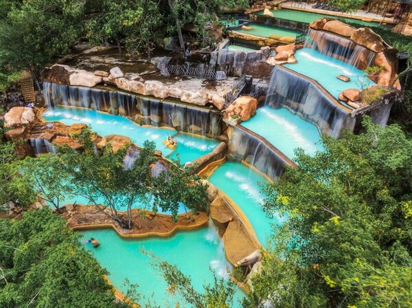 Mat nuoc, cay xanh va da tu nhien dan xen cua I-Resort Nha Trang. Anh: I-Resort Nha Trang