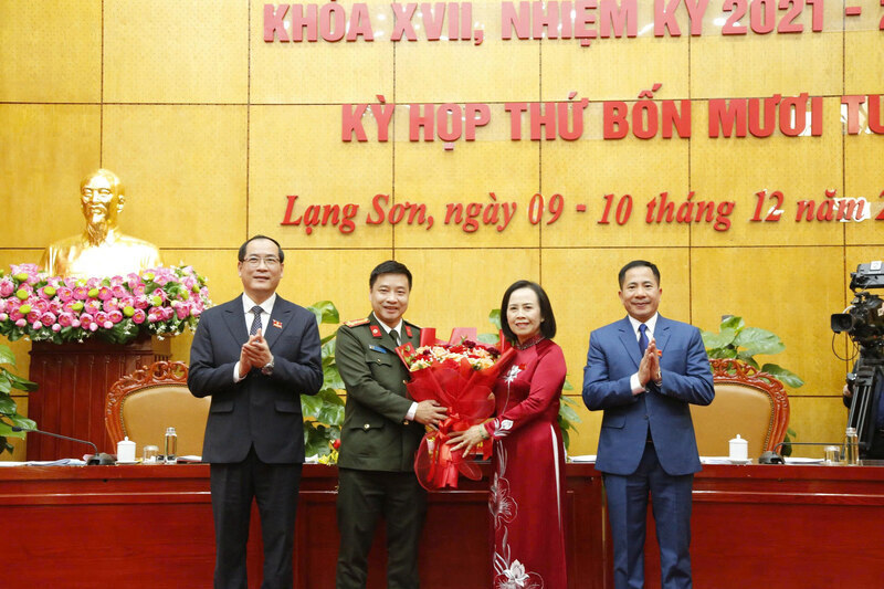 ランソン省人民委員会の指導者らは、2021年から2026年までの任期XVII省人民委員会の委員に選出された省警察長官ブー・タイン・トゥン大佐に祝花を贈った。写真: Thanh Binh