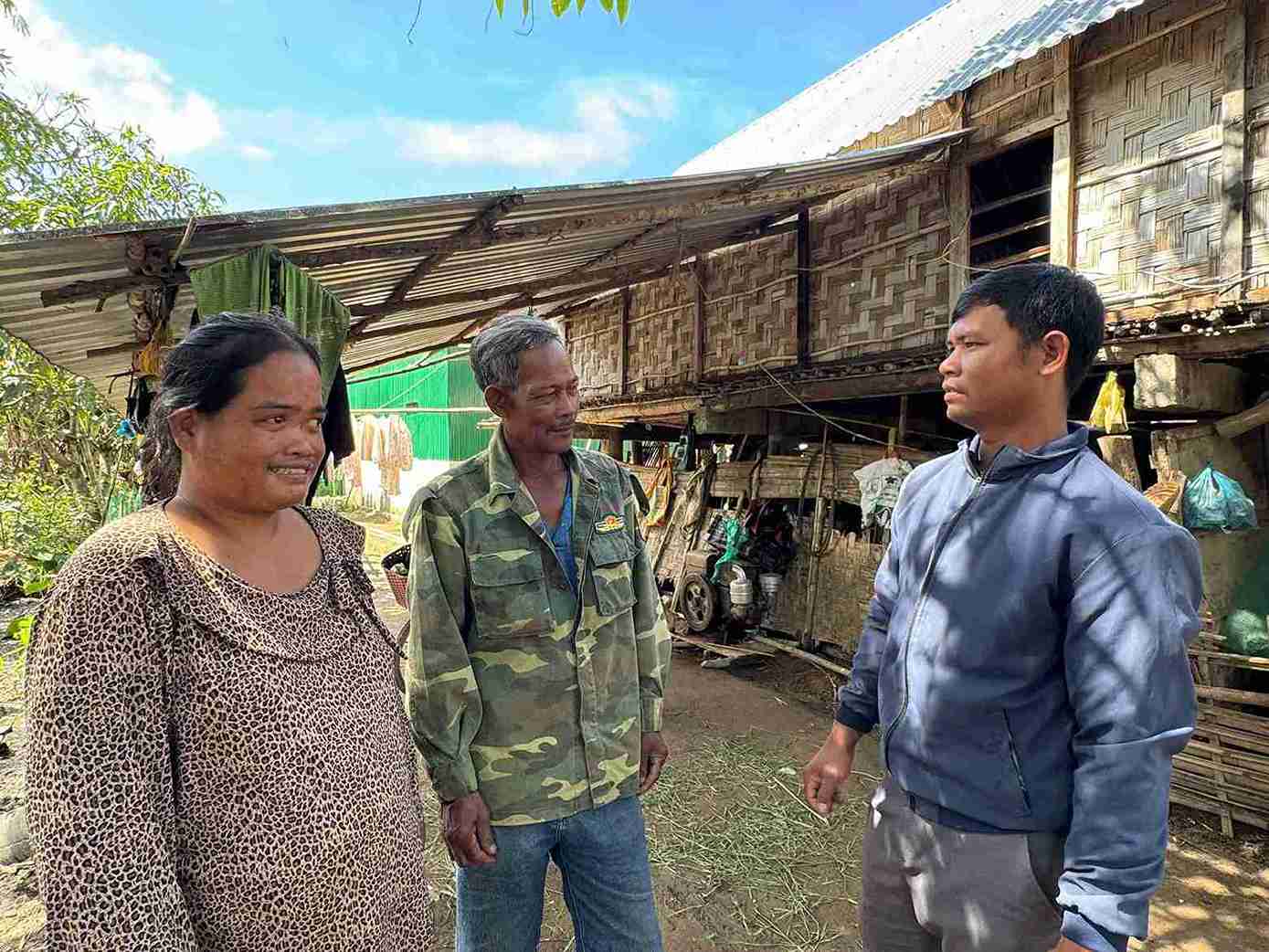 Vai tro cua gia lang, truong thon, buon va nguoi co uy tin la rat lon de ba con tin tuong. Anh: Thanh Thuy 