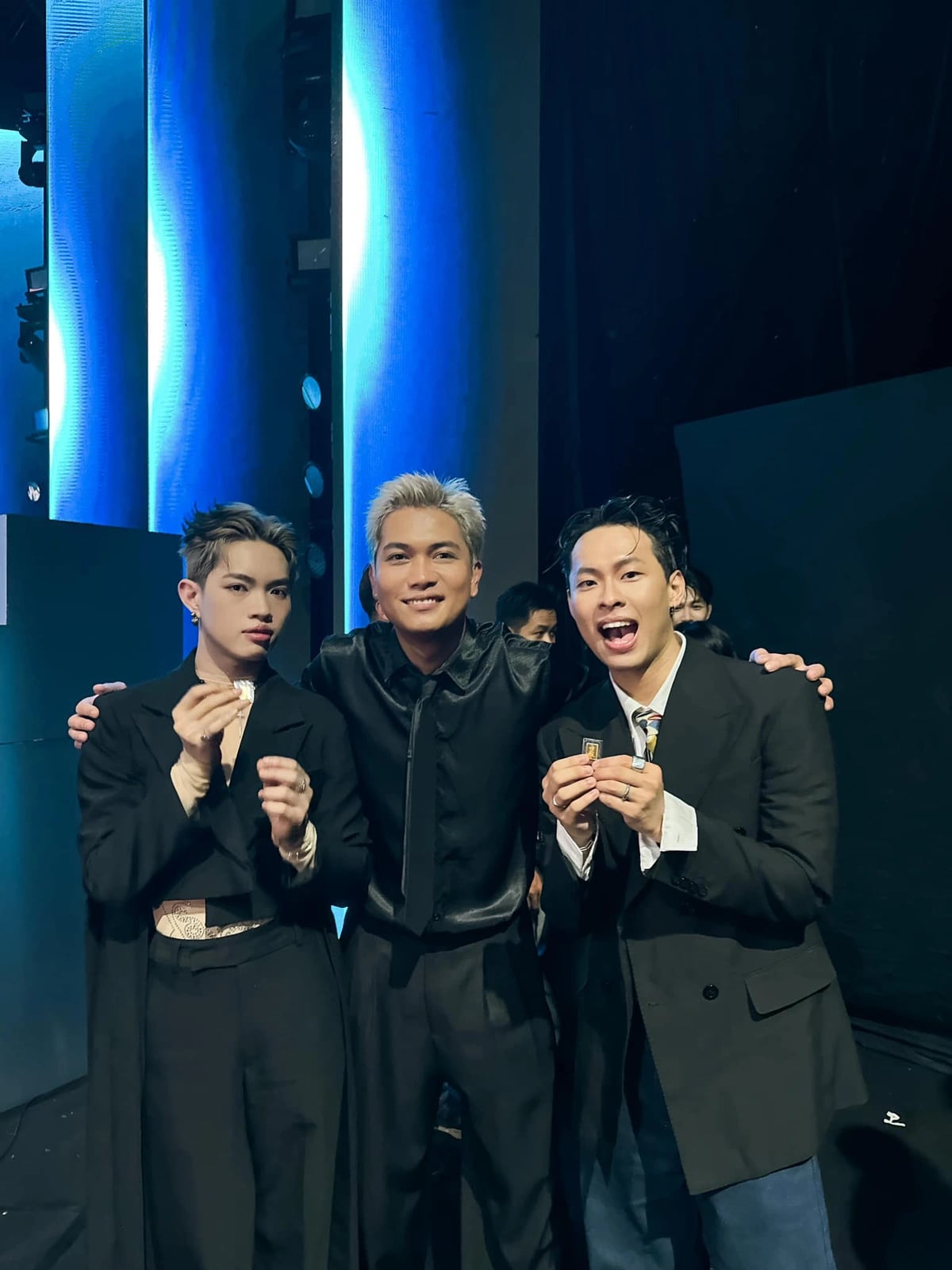 BigDaddy tung tang vang cho 2 hoc tro la Phap Kieu va Hurrykng o Anh trai say hi mua 1. Anh: Nha san xuat