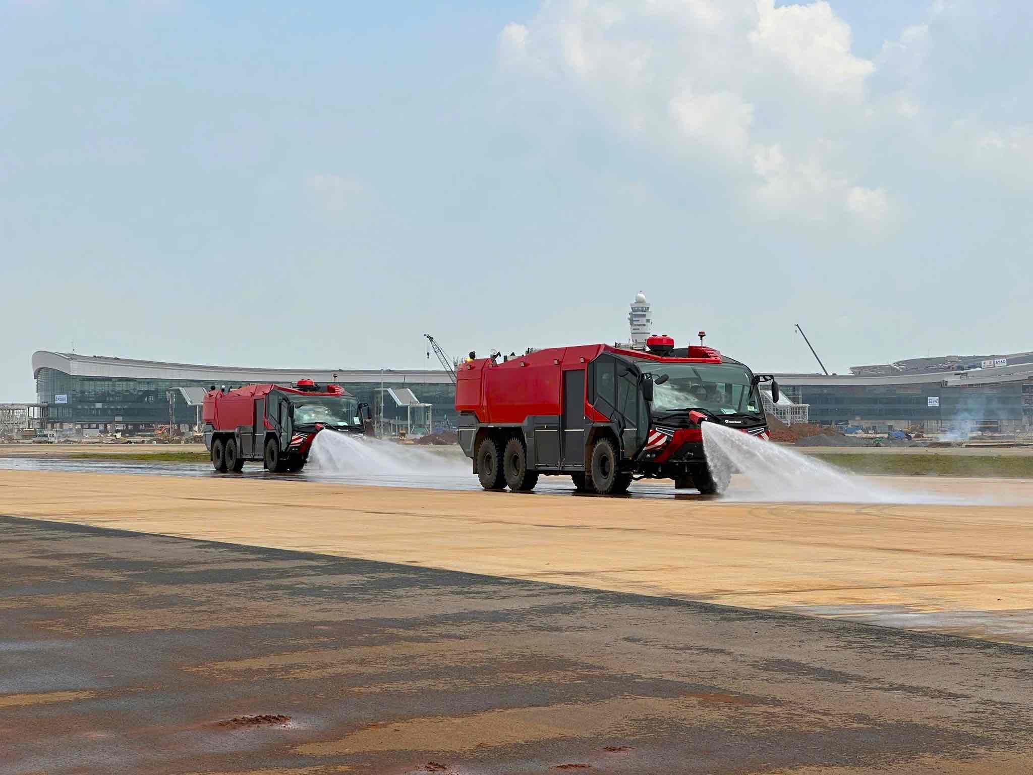 Long Thanh空港の離着陸路の清掃、12月19日の最初のフライトの準備。写真:ACV