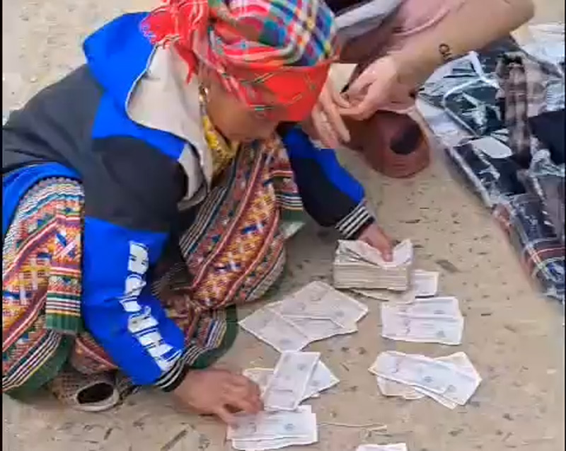 Nguoi vo mang theo coc tien le di mua quan ao am cho chong. Anh: My Hanh