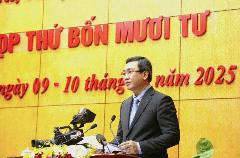 Mr. Nguyen Canh Toan, Deputy Secretary of the Provincial Party Committee, Chairman of the People's Committee of Lang Son province, presented a report of the Provincial People's Committee on the implementation of the socio-economic development plan for 2025; goals, tasks, and plans for 2026. Photo: Thanh Binh