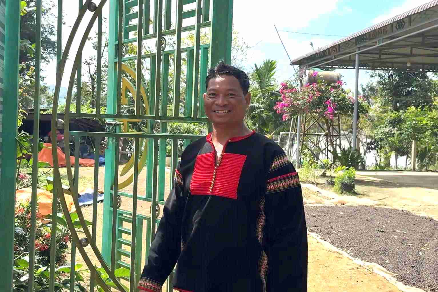 Village heads, hamlets, and commune officials in Dak Lieng always accompany ethnic minorities in developing their economy. Photo: Thanh Thuy