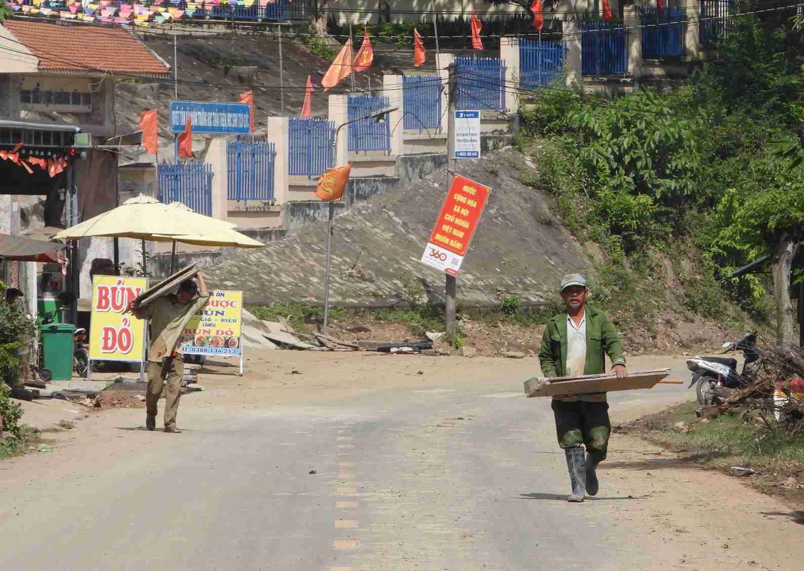 Nguoi dan trong vung dong bao dan toc thieu so o Dak Lieng da biet thay doi phuong thuc san xuat, kinh doanh, ap dung tien bo khoa hoc ky thuat vao nong nghiep. Anh: Thanh Thuy