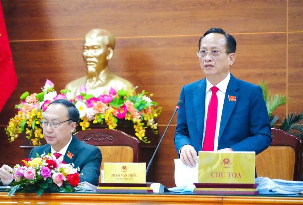 Chairman of the People's Council of Ca Mau province Pham Van Thieu chaired the question-and-answer session. Photo: Nhat Ho
