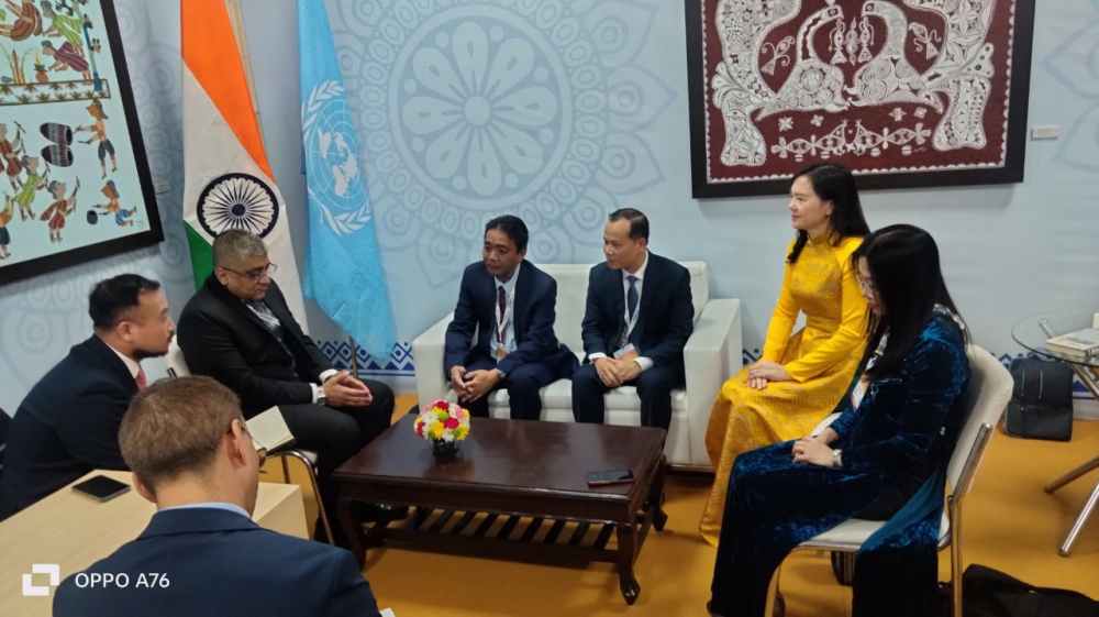 TS.KTS. Hoang Dao Cuong, Thu truong Bo Van hoa, The thao va Du lich, Pho Chu tich Uy ban Quoc gia UNESCO Viet Nam lam viec voi ong Vishal V. Sharma, Dai su, Phai doan thuong truc cua An Do ben canh UNESCO, Chu tich Ky hop lan thu 20 Uy ban Lien chinh phu Cong uoc 2003 ve bao ve di san van hoa phi vat the cua UNESCO truoc Ky hop lan thu 20 Uy ban Lien chinh phu Cong uoc 2003 tai Quan the Di san Van hoa The gioi Phao Dai Do New Delhi, An Do. Anh: Bo VHTTDL