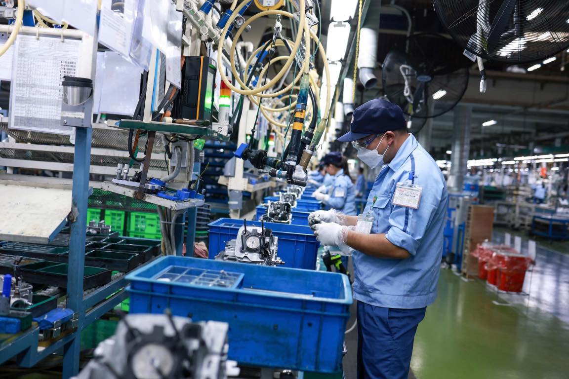 Trabajadores compitiendo por la produccion en la fabrica. Foto: Hai Nguyen