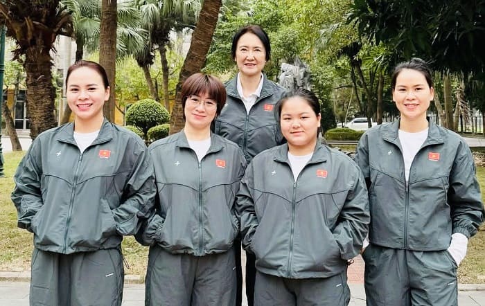 射撃選手Trinh Thu Vinh(左隣)とベトナム女子短銃隊がSEA Games 33の競技に臨む準備。写真:ベトナム射撃チーム