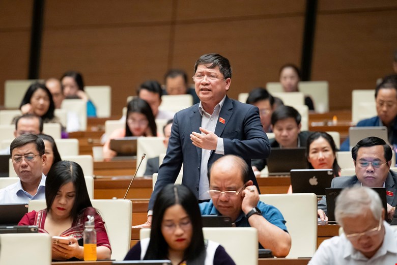 Delegate Ta Van Ha worried that applying a 5% tax would affect the meal trays of poor workers and laborers. Photo: Quochoi.vn