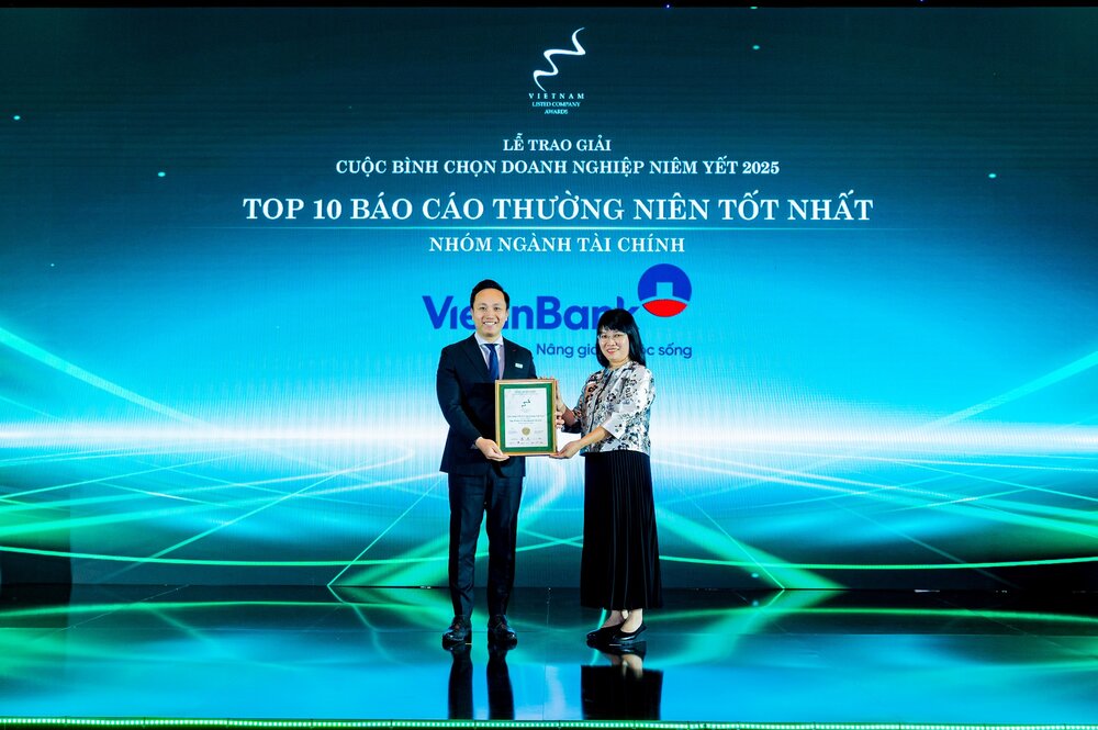 Ong Vuong Huy Dong – Pho Ban Thu ky HDQT & QHCD nhan giai thuong “Top 10 Bao cao thuong nien tot nhat nhom nganh Tai chinh”. Ảnh: VietinBank