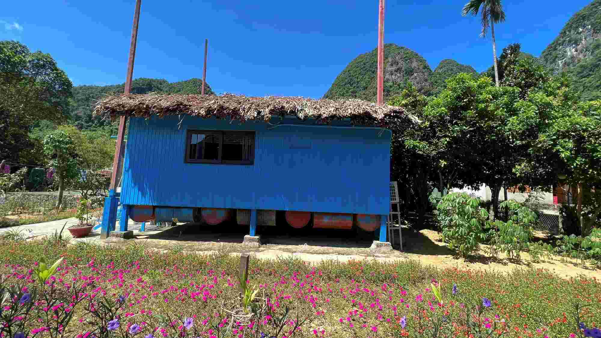 Tu sang tao - lam nha phao song chung voi lu, nguoi dan Tan Hoa (Quang Tri) da ket hop lam du lich cong dong. Anh: Chau My