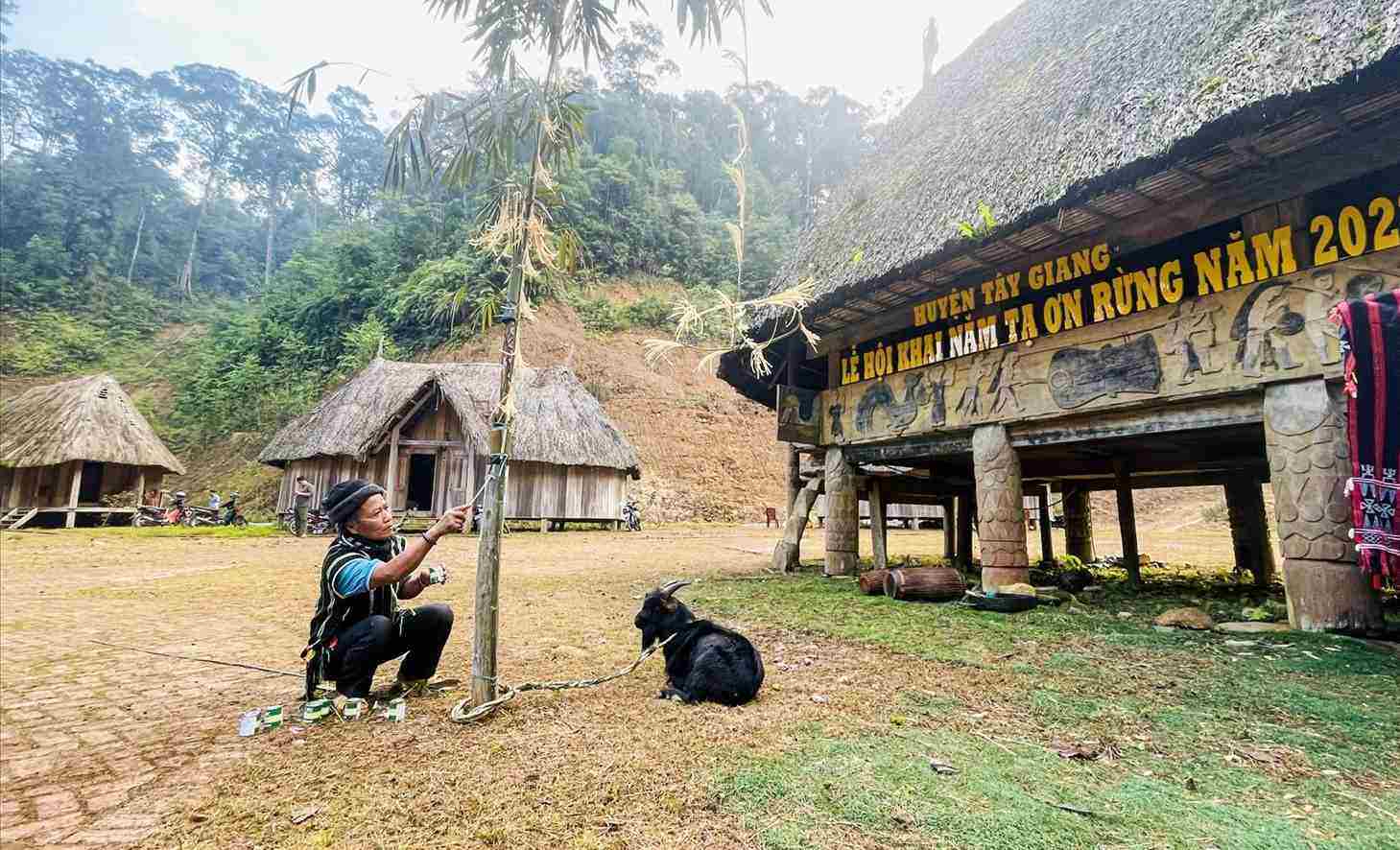 Tu le hoi truyen thong, Tay Giang (Da Nang) da phat trien thanh san pham du lich doc dao. Anh: ALang, Nguoc