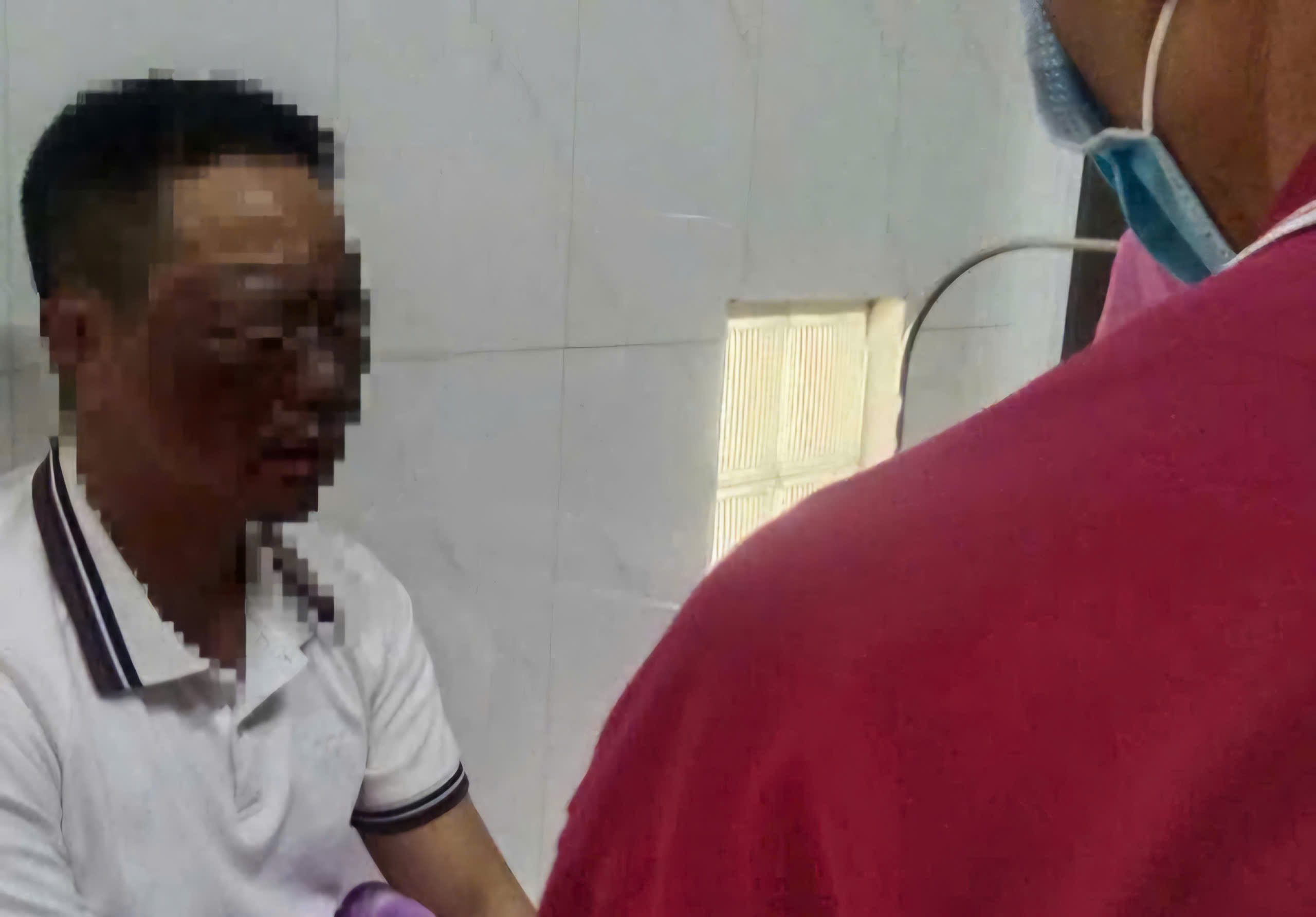 Ong H dang dieu tri tai benh vien trong tinh trang chay xem mat va hong 2 mat. Anh: Nguoi nha cung cap