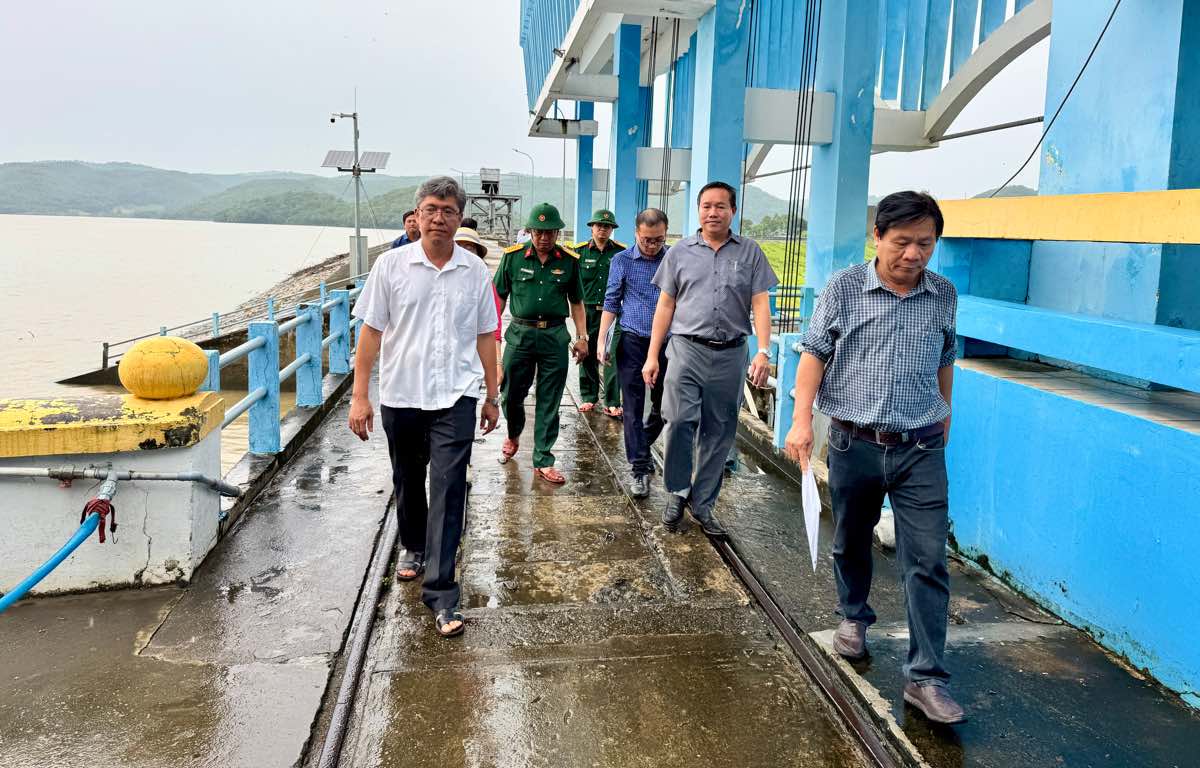 Pho Chu tich UBND tinh Lam Dong Nguyen Minh kiem tra ho Song Quao hom 6.11. Anh: Duy Tuan 