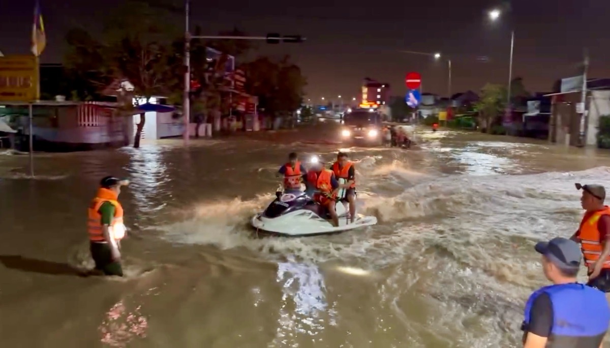Nguoi dan duoc dua ra khoi vung ngap trong dem 4.12. Anh: Duy Tuan 