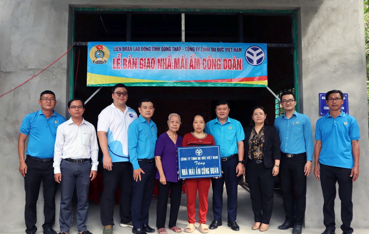 Thuc hien nghi thuc trao bang tuong trung ban giao Mai am Cong doan cho doan vien Nguyen Thi Tham. Anh: Thanh Mai