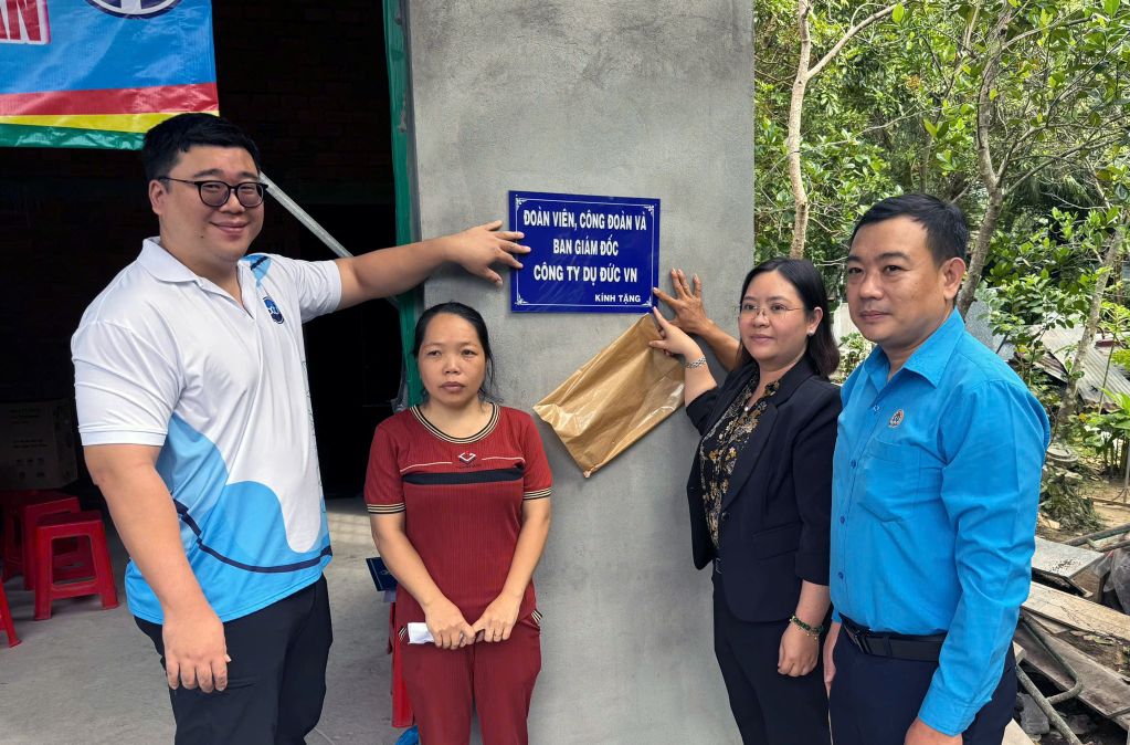 Thuc hien nghi thuc ban giao Mai am Cong doan. Anh: Thanh Mai