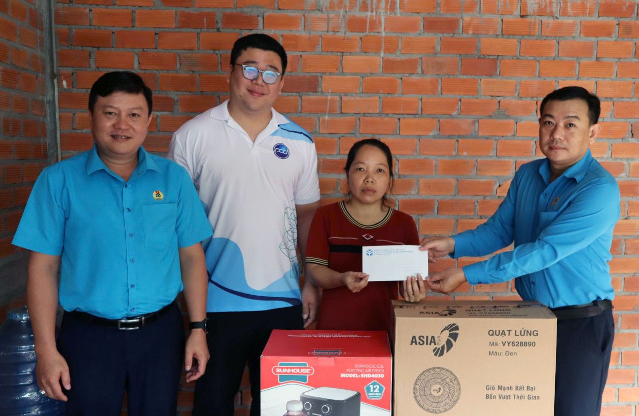 Cac don vi, ca nhan tang qua cho doan vien Nguyen Thi Tham dip don nhan Mai am Cong doan. Anh: Thanh Mai