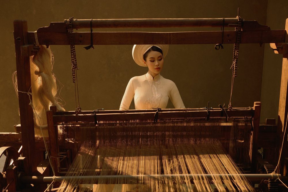 Tien Nguyen chup hinh ben khung cui det hon 100 tuoi. Anh: Milor Tran.