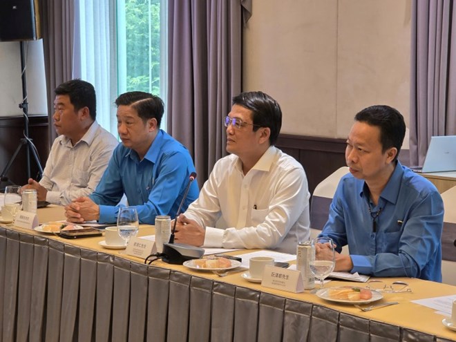 Mr. Bui Thanh Nhan - Chairman of the Ho Chi Minh City Labor Federation (second from right) - introduced some activities of the Ho Chi Minh City Labor Union after implementing the two-level local government model. Photo: Nam Duong