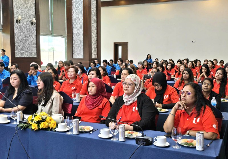 Cac dai bieu Uy ban phu nu thuoc Dai hoi Cong doan quoc gia Singapore da tham, lam viec voi LDLD TPHCM. Anh: Nam Duong