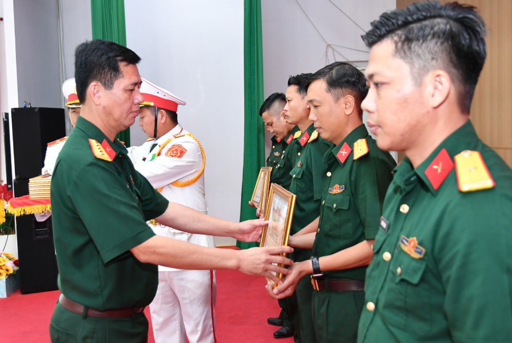 Dai ta Huynh Van Khoi - Chinh uy Bo CHQS tinh trao Danh hieu thi dua cho cac tap the, ca nhan co thanh tich xuat sac trong phong trao thi dua Quyet thang nam 2025. Anh: Phuong Vu