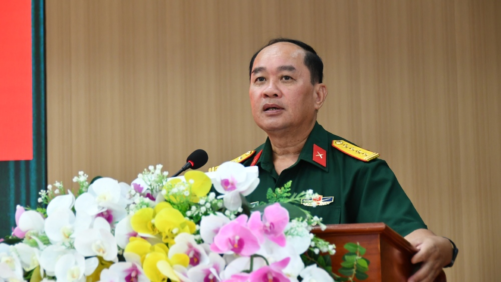 An Giang省軍事司令部の司令官であるグエン・ヴァン・ニャン大佐が会議の指示を述べました。写真:Phuong Vu