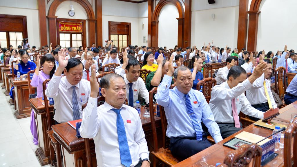Cac dai bieu bieu quyet thong qua nghi quyet. Anh: Thanh Nhan