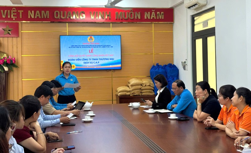Phu Dinh Ward Trade Union supports the establishment of grassroots trade unions and admission of union members. Photo: Duc Long