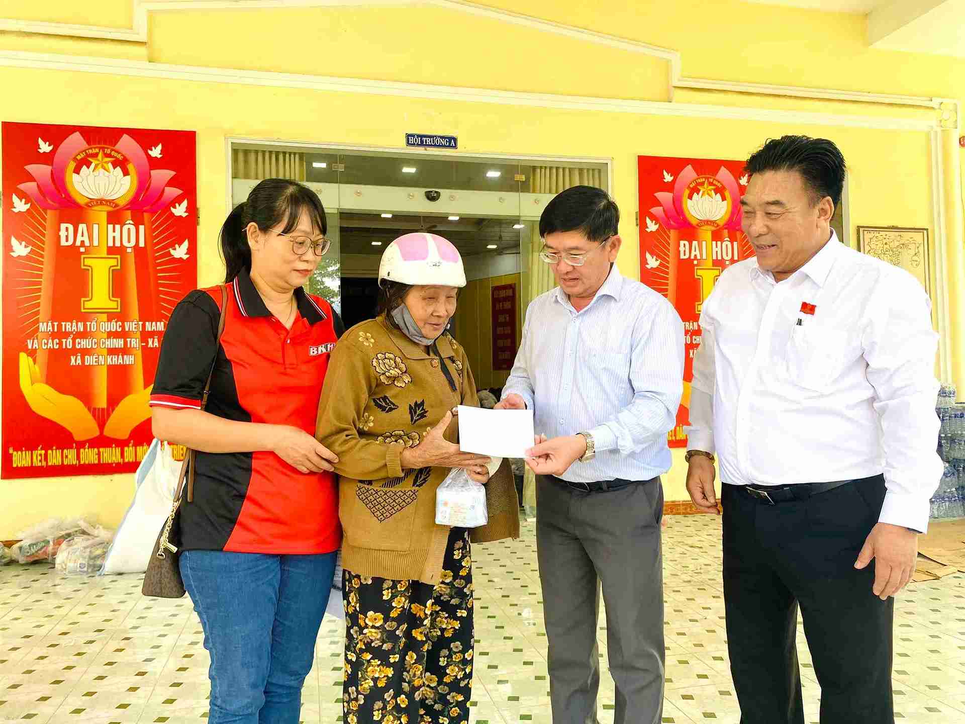 Khanh Hoa省で豪雨と洪水の影響を受けた人々を支援するために、65個のギフトが届けられました。写真:Tran Vuong