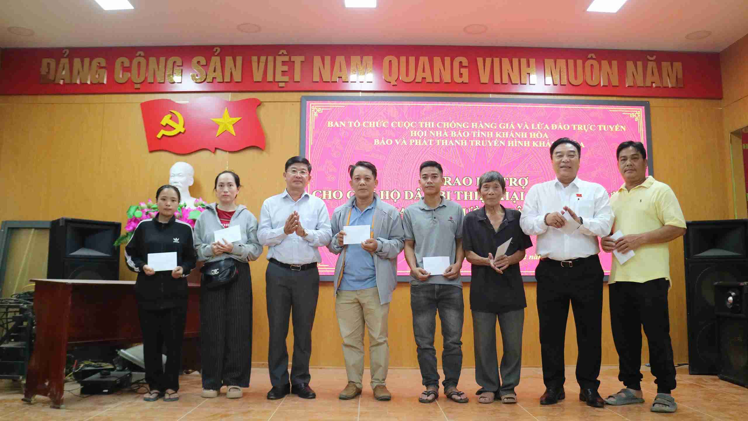 Trao 65 suat qua ho tro nguoi dan bi anh huong mua lu o Khanh Hoa