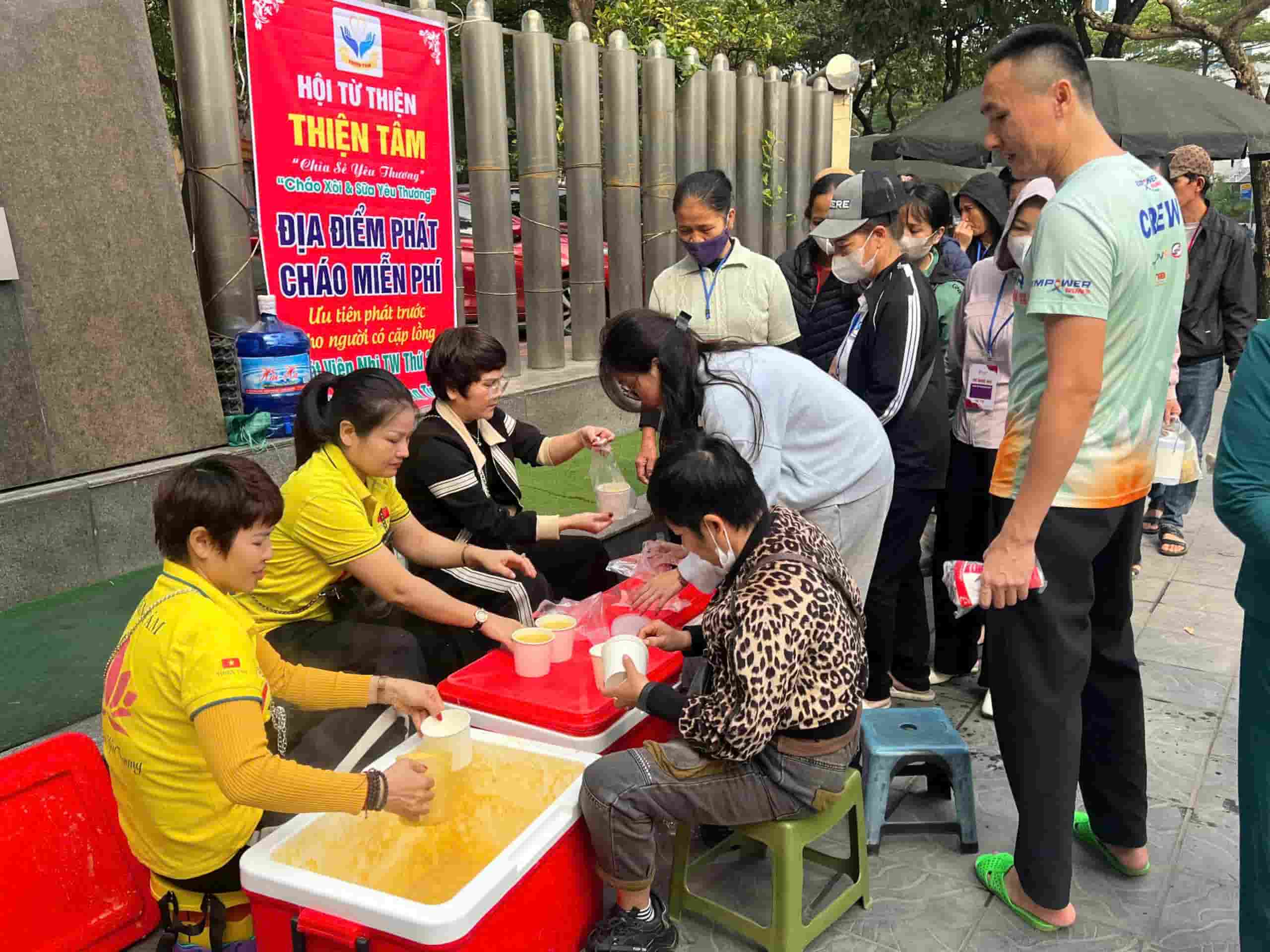 Thu ba hang tuan, anh Ha cung cac thanh vien trong CLB Thien Tam phat chao mien phi tai cong Vien Huyet hoc - Truyen mau Trung uong. Anh: Thanh Truc