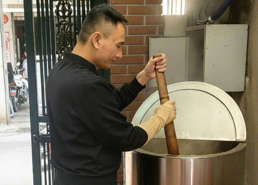 El Sr. Nguyen Duy Ha cocina persistentemente comidas desiguales en medio de un largo viaje de caridad de muchos años. Foto: Thanh Truc