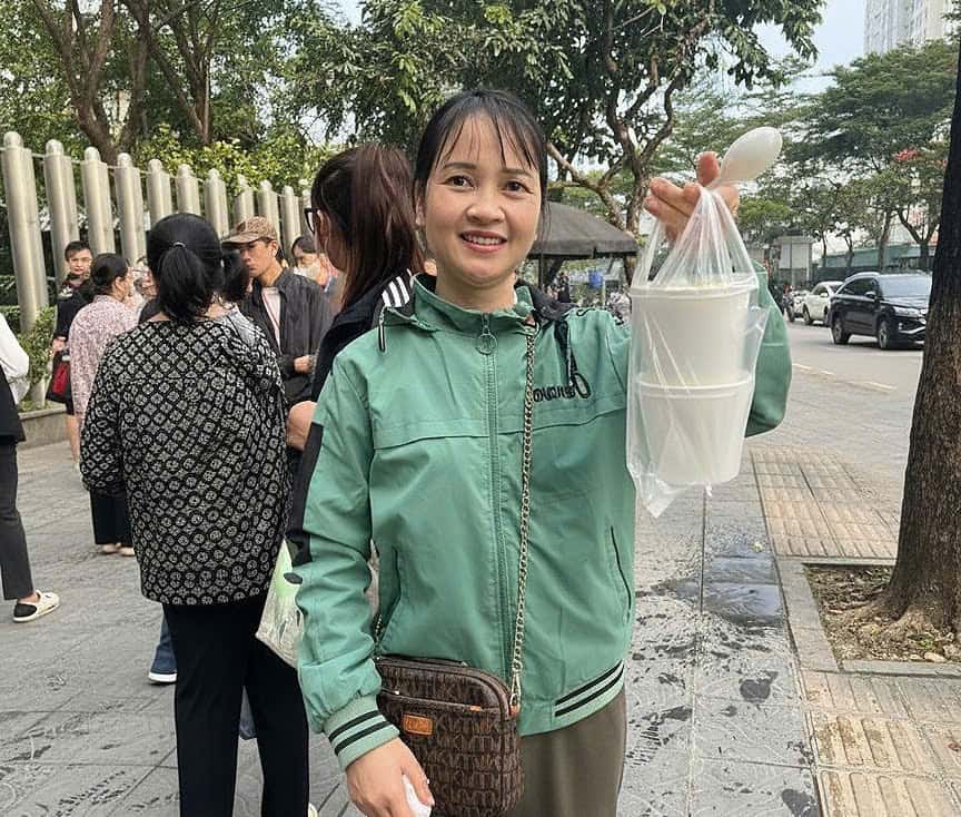 Chi Huong - nguoi me cham con o Khoa Nhi, Vien Huyet Hoc Truyen mau Trung Uong rat vui khi nhan duoc chao. Anh: Thanh Truc