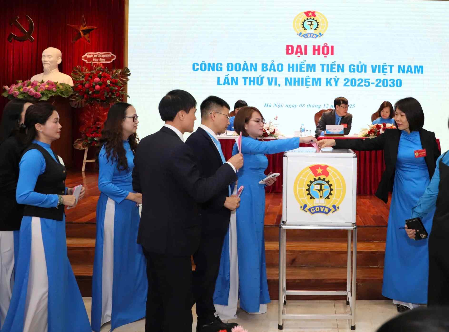 Los delegados votan por el Comite Ejecutivo del Sindicato de Seguros de Deposito de Vietnam para el mandato 2025-2030. Foto: Ha Anh