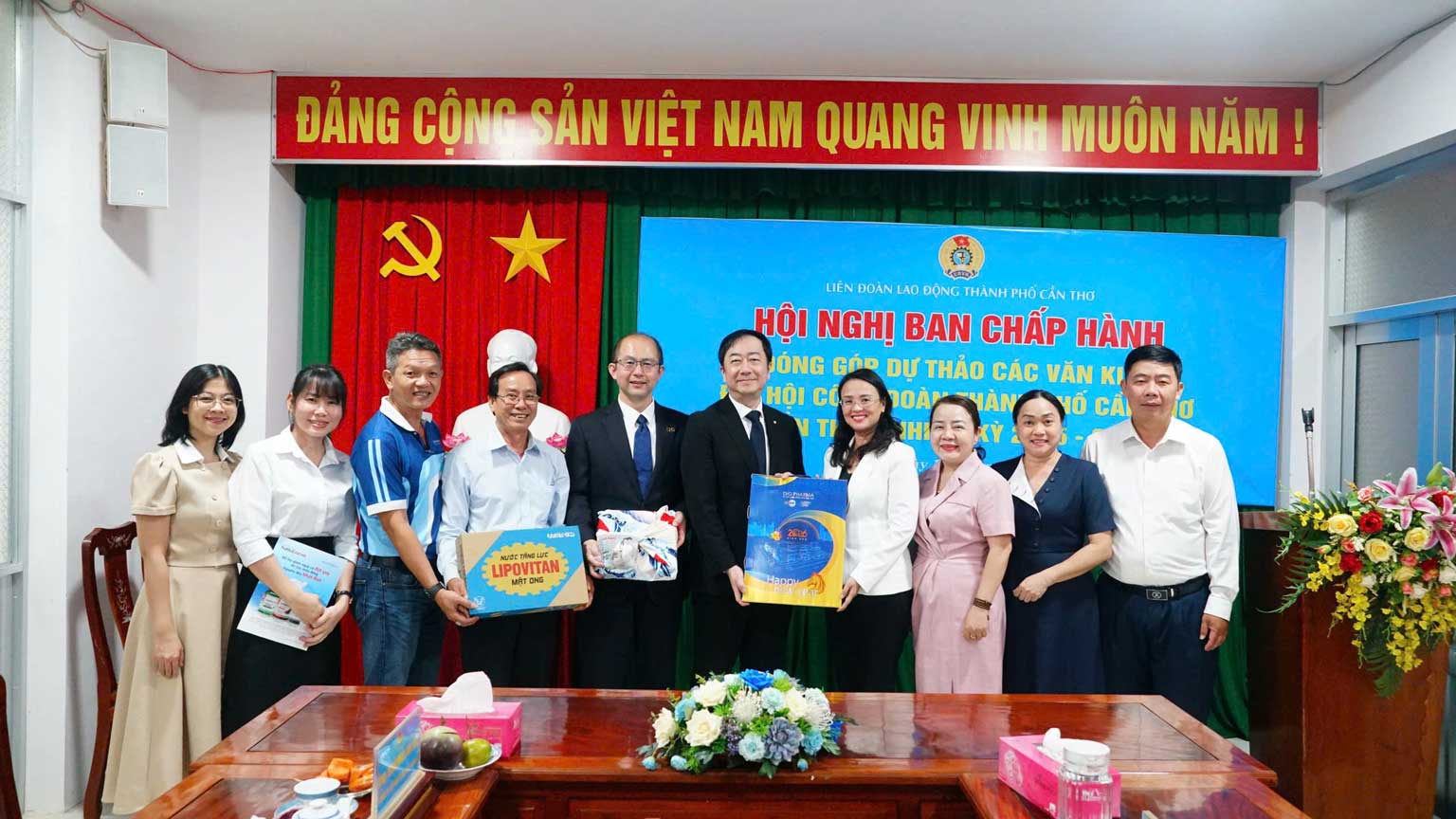 Can Tho City Labor Federation has just had a working session with the General Board of Directors of Hau Giang Pharmaceutical Joint Stock Company and the Trade Union on the unit's operations. Photo: Can Tho City Labor Federation