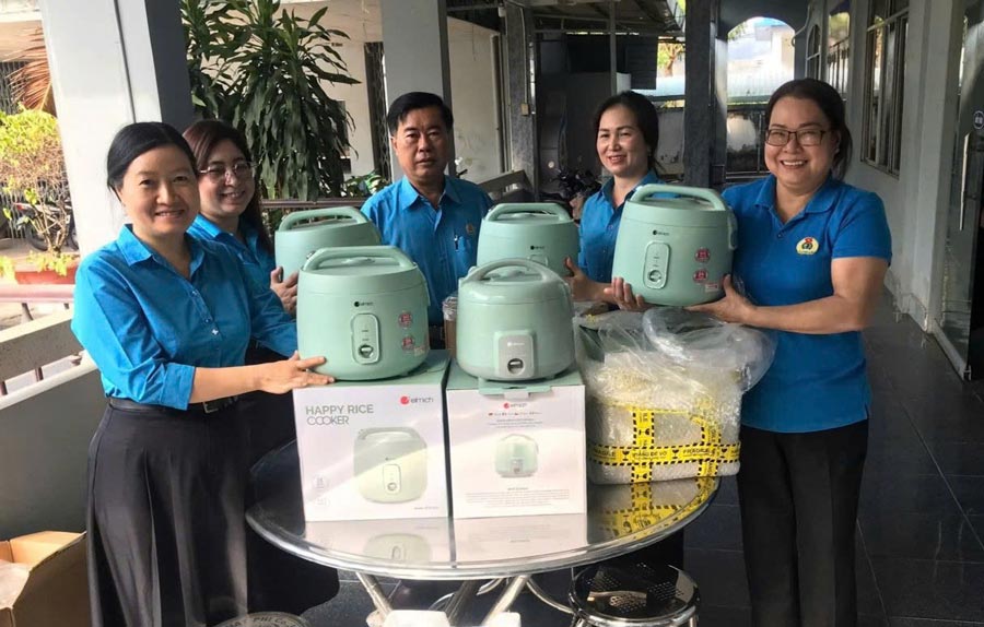 Funcionarios del Sindicato Provincial de Soc Trang (antiguo) apoyan la compra exitosa de bienes para los miembros del sindicato en el mercado de Tet del Sindicato en linea 2025. Foto: Phuong Anh