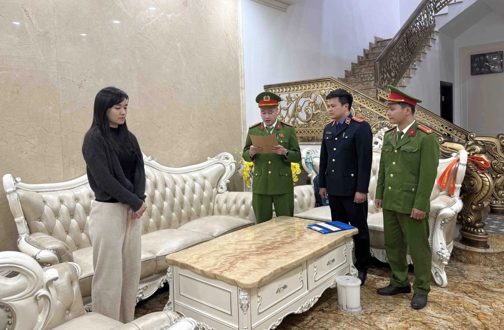 Tống đạt Quyết định khởi tố, bắt tạm giam đối với Nguyễn Thu Nga, người của tiệm vàng Kim Chung. Ảnh: Quỳnh Lê