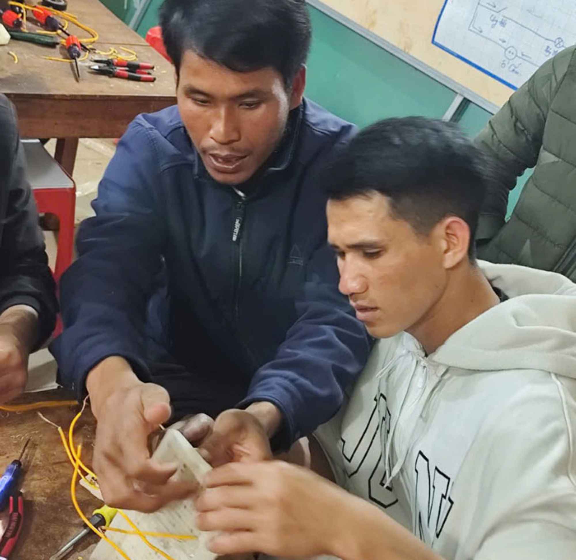 Avec des compétences les travailleurs auront un autre métier pour augmenter leurs revenus et améliorer leur vie. Photo : Mai Hoa