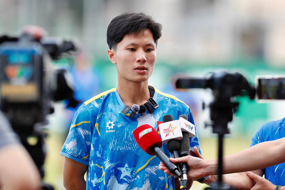 Nguyen Thai Quoc Cuong answered an interview during the afternoon session of December 9 of U22 Vietnam. Photo: VFF