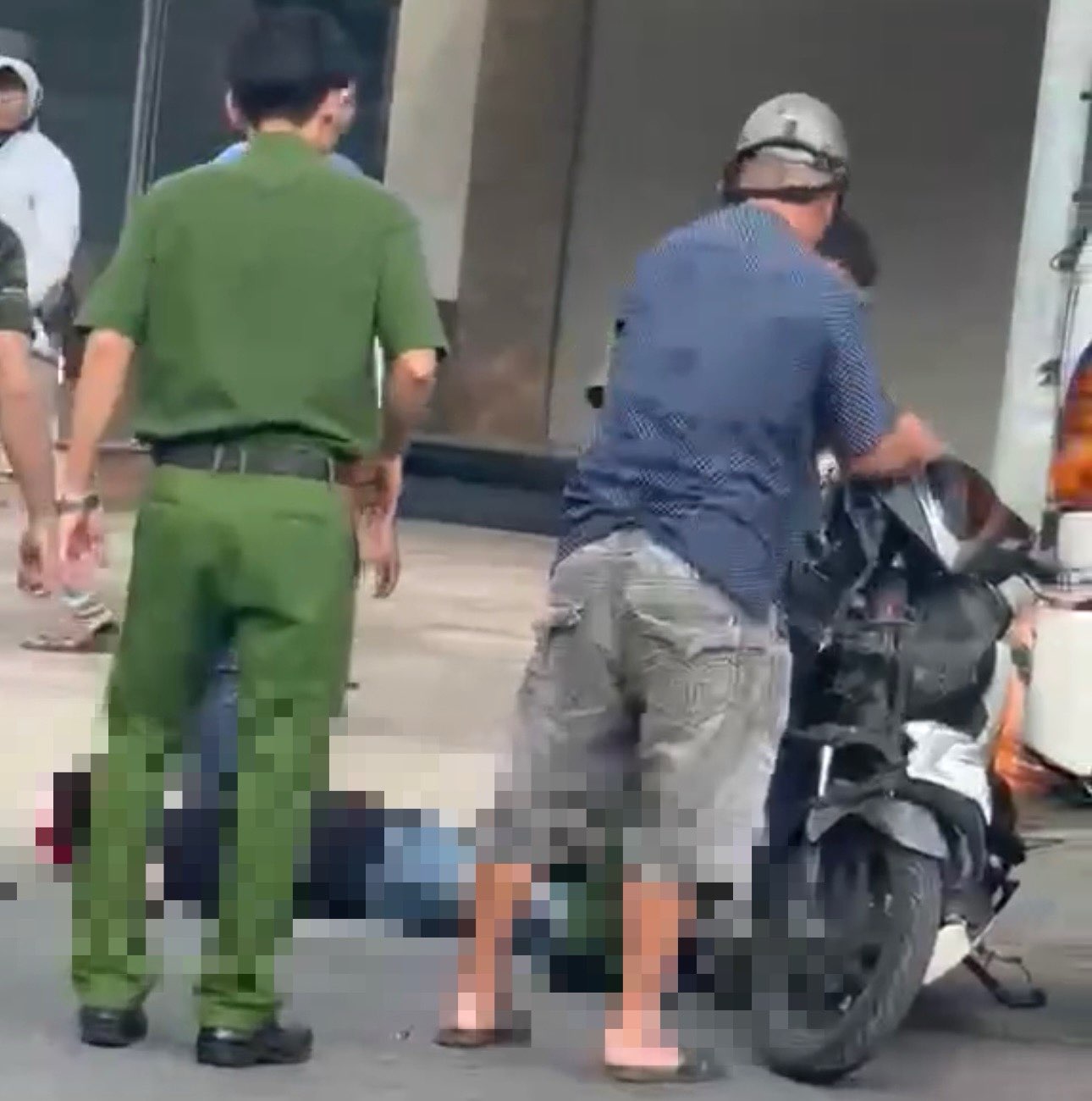 Nan nhan duoc dua di cap cuu sau cu va cham. Anh: Pham Duy