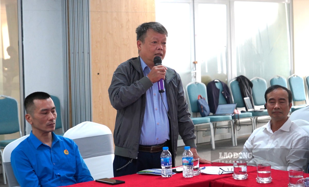 Nguoi lao dong duoc giai dap thac mac lien quan den nha o xa hoi. Ảnh: Mai Dung