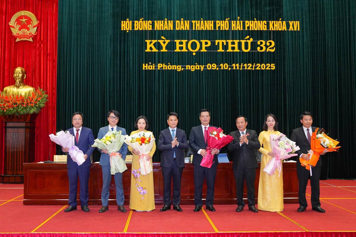 Leaders of the People's Council and People's Committee of the city showed off flowers to the gourmets. Photo: Hai Phong Portal