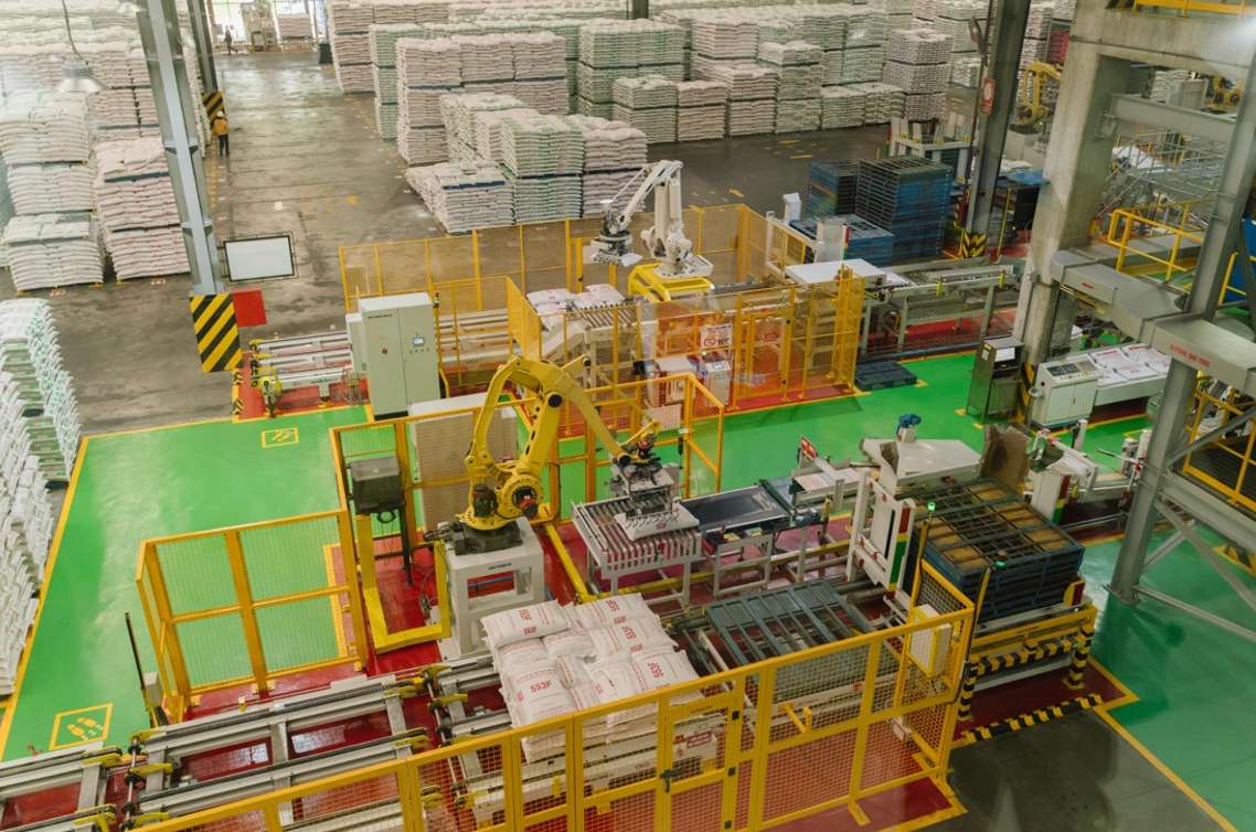 Robot sap xep thanh pham tu dong tai nha may Hai Duong. Anh: Tuyet Lan 