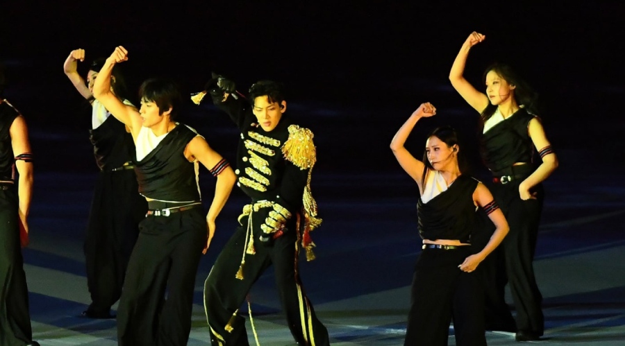 Phan bieu dien cua thanh vien GOT7 nhan duoc su quan tam cua khan gia. Anh: Cat tu video